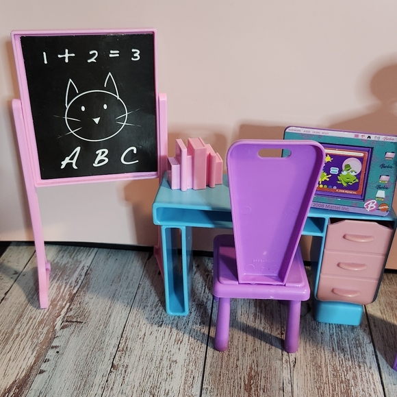Barbie Teacher Classroom Set - Picture 3 of 7